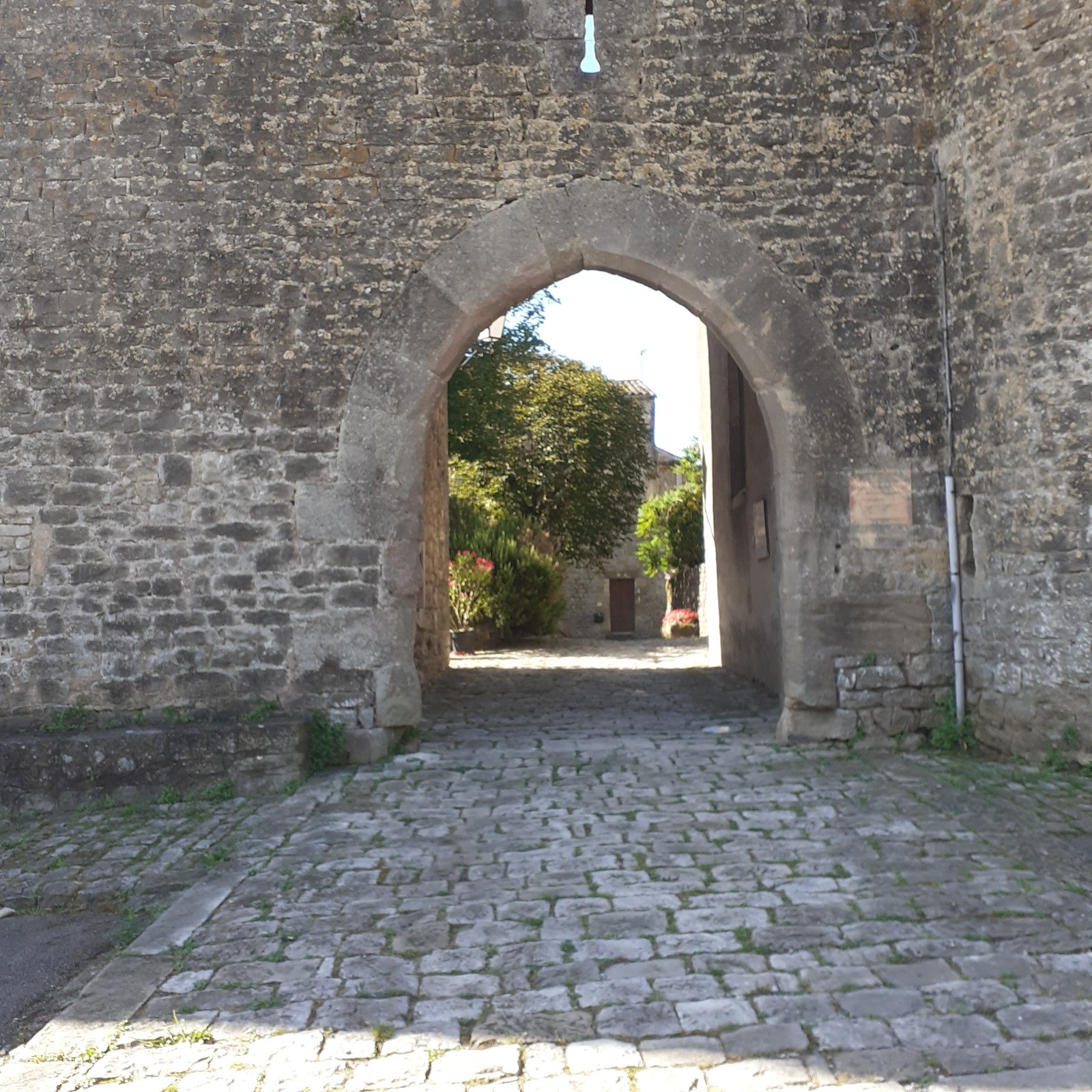 #2 L L'entrée du cháteau cistercien