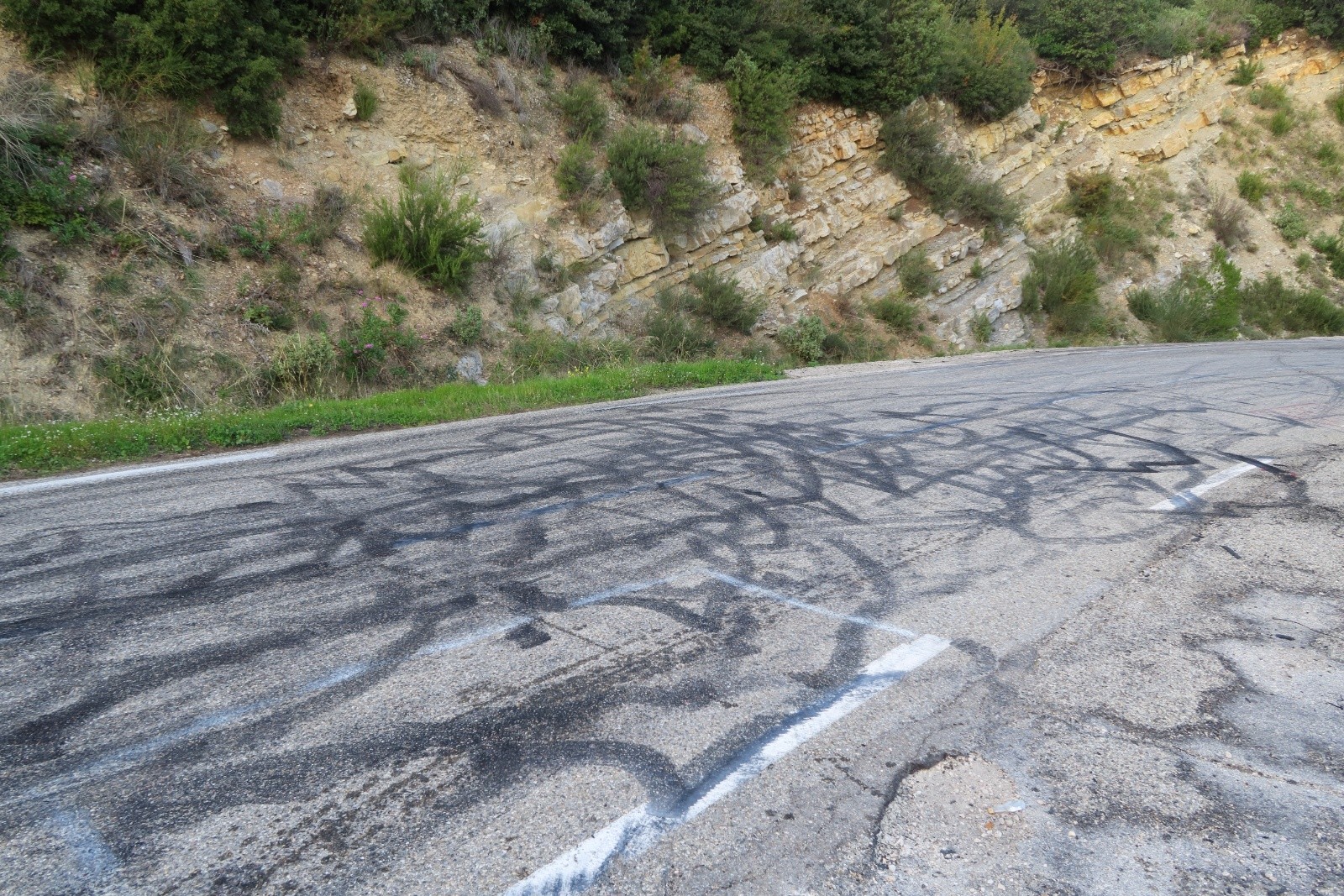 Traces de gymkhanas permanent. Trop près de Marseille. 