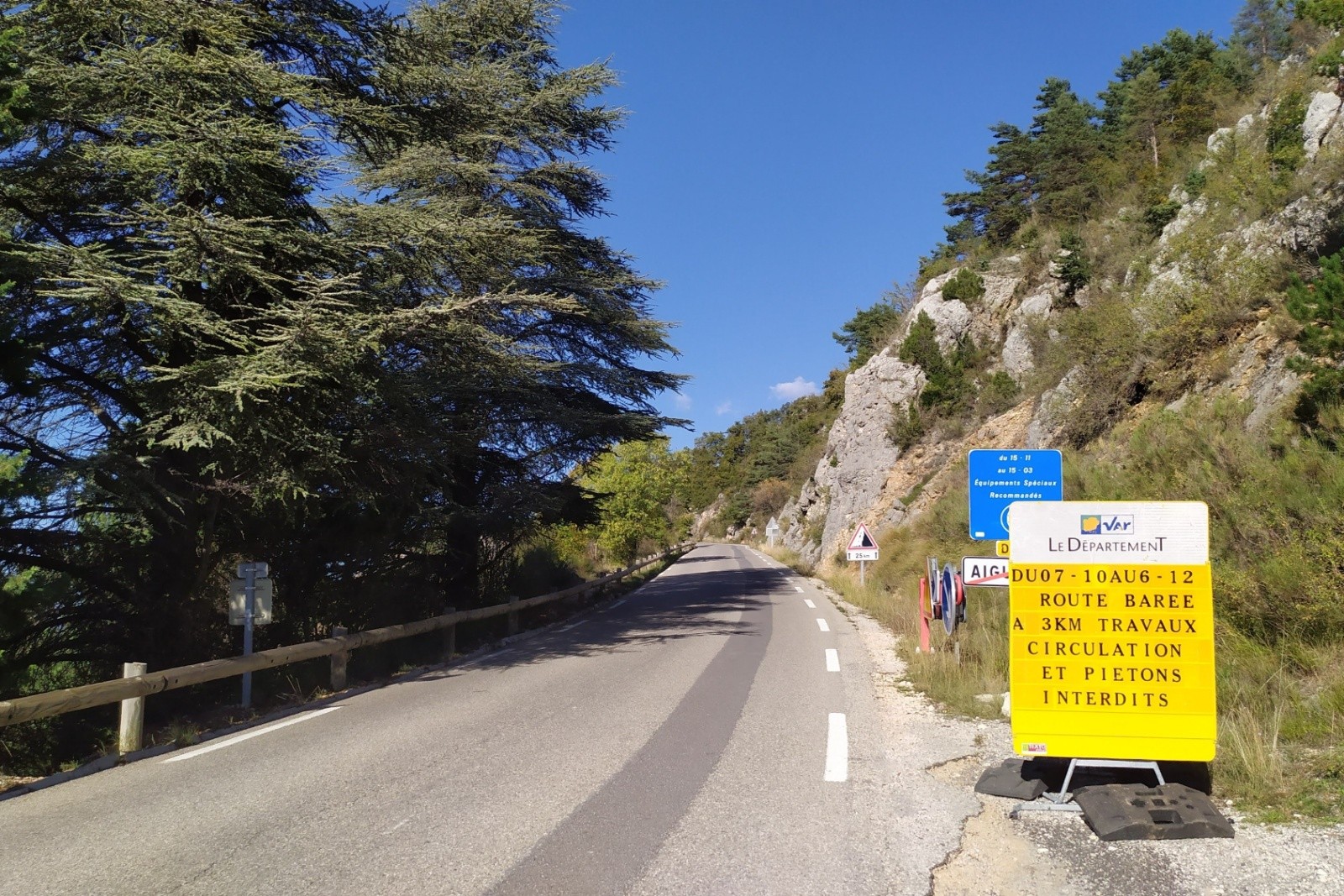 ILs auraient pu mettre un panneau en bas!!! 